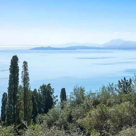 Luna Corfu نساكيون